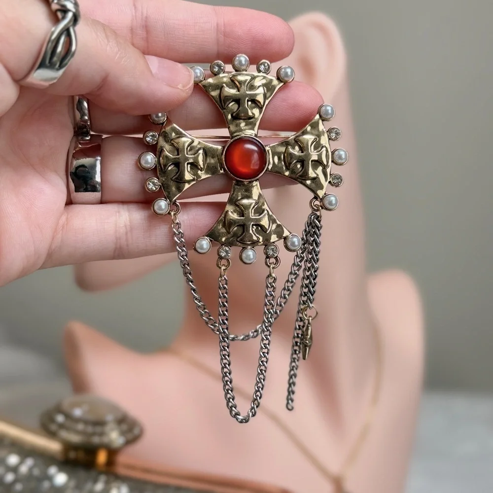 ⚜️ Vintage Style | Gold and Pearl Accents Cross Brooch